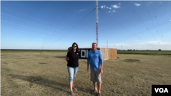 Nancy and Todd Whalen, owners of KDHN AM 1470, pose for a photo in Dimmitt, Texas. (Steve Herman/VOA)