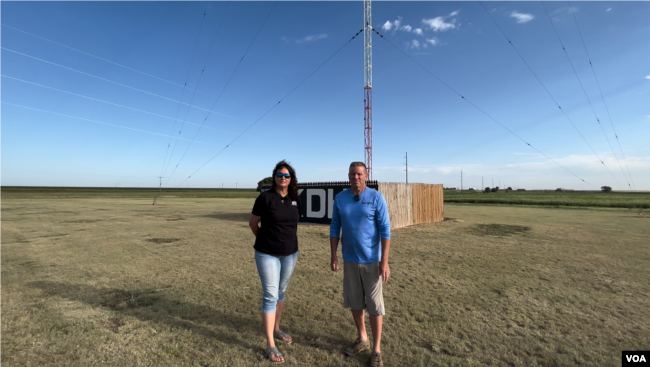 Nancy and Todd Whalen, owners of KDHN AM 1470, pose for a photo in Dimmitt, Texas. (Steve Herman/VOA)