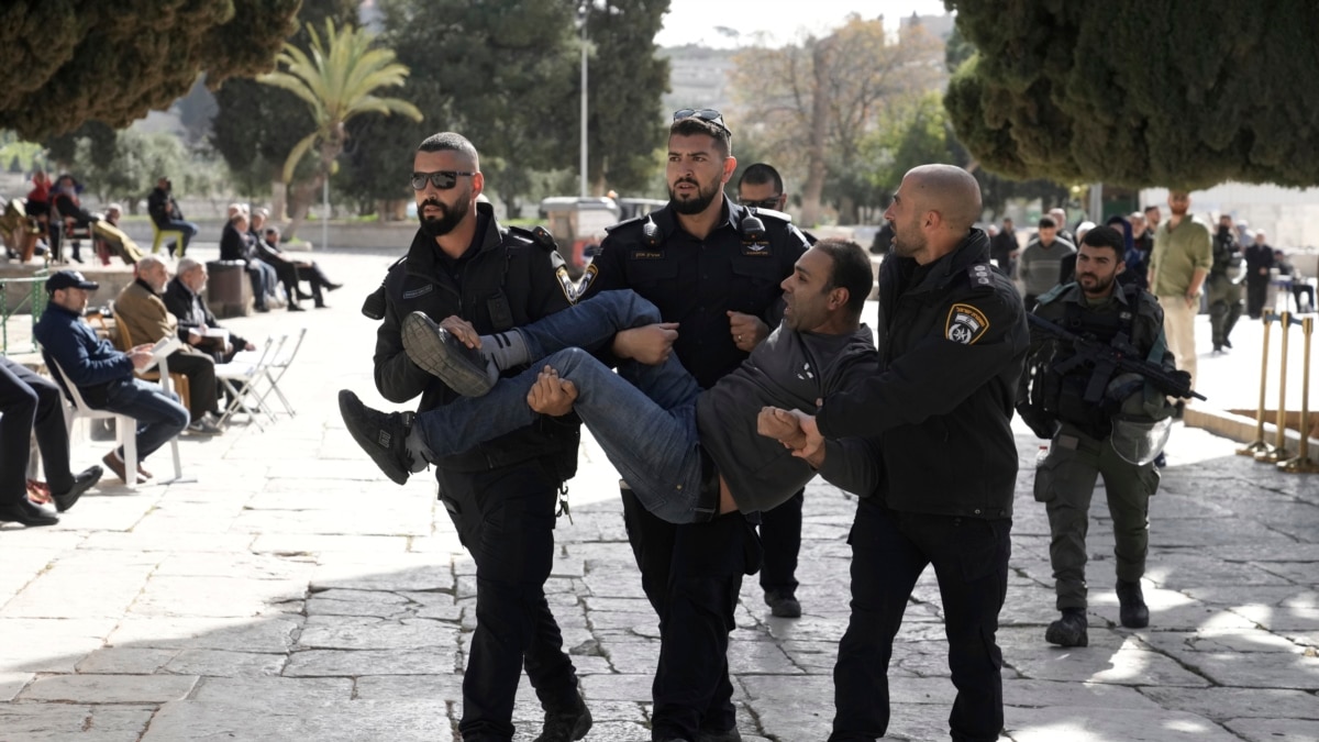 Clashes at Jerusalem Holy Site Raises Fears of Escalation - Vimarsana News