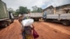  Mulher carrega alimentos distribuídos pelo Programa Alimentar Mundial (PAM) aos deslocados da província de Cabo Delgado, na Escola Tribuna 21 de abril, na vila de Namapa, distrito de Erati, Nampula, Moçambique, a 27 de fevereiro de 2024. 