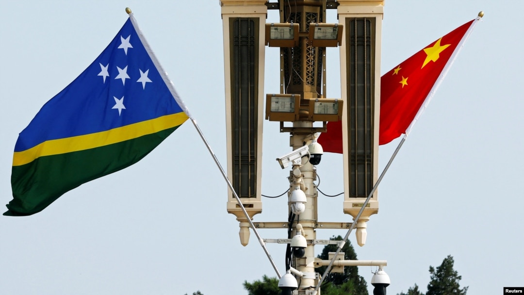 中国和所罗门群岛的旗帜在北京天安门广场飘扬。（2023年7月11日）