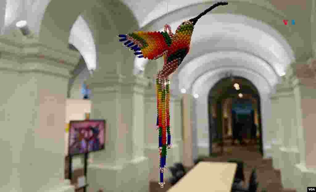 Durante las piezas creadas en Bogotá se encuentran colibríes elaborados con chaquiras que cuelgan de la parte superior de la sala.