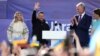 El presidente de Ucrania, Volodymyr Zelenskyy, segundo a la izquierda, y el presidente de Lituania, Gitanas Nauseda, segundo a la derecha, se dirigen al público durante un evento al margen de una cumbre de la OTAN en Vilna, Lituania, el 11 de julio de 2023.