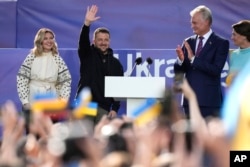 볼로디미르 젤렌스키(왼쪽 두번째) 우크라이나 대통령이 11일 리투아니아 수도 빌뉴스에서 기타나스 나우세다(오른쪽 두번째) 리투아니아 대통령 등이 지켜보는 가운데 시민들에게 인사하고 있다.