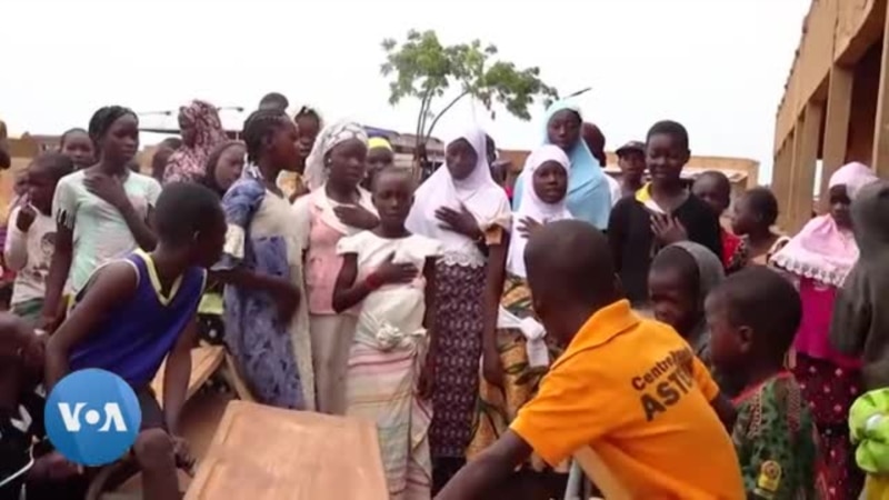 Une enseignante burkinabè déplacée continuent d'enseigner dans un camp