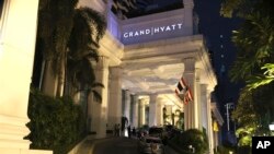 Seorang pria berjalan di luar Hotel Grand Hyatt Erawan di Bangkok, Thailand, Selasa, 16 Juli 2024. Polisi mengatakan sejumlah orang ditemukan tewas di hotel mewah di pusat kota Bangkok dan diduga keracunan. (Chatkla Samnaingjam/AP)