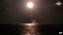 在俄羅斯國防部新聞處於2023年11月5日星期日發布的這張照片中，俄羅斯海軍「沙皇亞歷山大三世」號核潛艇從白海試射了一枚布拉瓦洲際彈道飛彈。（俄羅斯國防部新聞處供稿，美聯社法布）