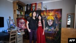 流亡英國的香港夫妻檔藝術家淋漓（Lumli）和淋浪（Lumlong 左）在他們的畫室裡。（2023年6月15日）