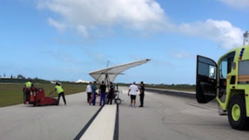 Dos migrantes cubanos vuelan a EEUU en ala delta motorizada