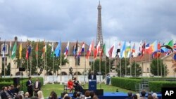 资料照片：美国第一夫人吉尔·拜登(着红装者)2023年7月25日在巴黎出席联合国教科文组织举行的升旗仪式，这标志着华盛顿在中断五年后正式重返联合国该机构。 （美联社图)