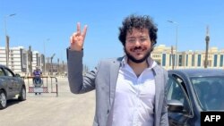 Picha ya Patrick Zaki kutoka ukurasa wa Facebook Julai 20, 2023, baada ya kuachiliwa kutoka kizuizini huko Mansoura. Picha na "Patrick Libero" ukurasa wa Facebook / AFP.