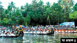 ভারতের কেরলে ২৫ মহিলা প্রতিযোগী সহ খালে উল্টে গেল নৌকা বাইচ প্রতিযোগিতার নৌকা। 