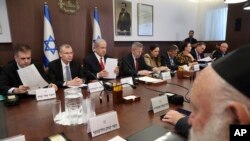 بنیامین نتانیاهو، نخست وزیر اسرائیل، در جلسه هفتگی کابینه در دفتر خود در اورشلیم (یکشنبه ۱۸ تیر ۱۴۰۲)