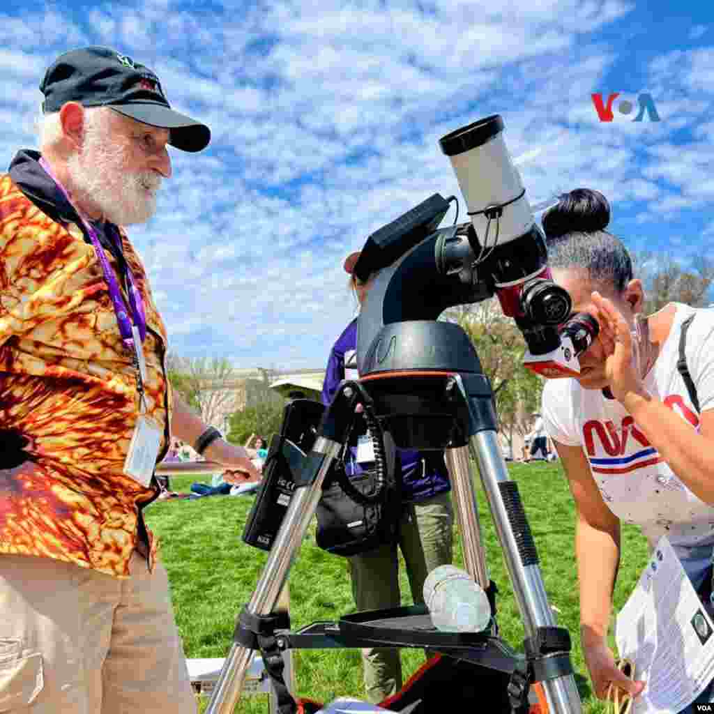 Las personas se prepararon con telescopio para ver el primer eclipse total de sol en Norteamérica en siete años.