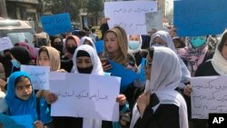 Perempuan Afghanistan melakukan protes saat demonstrasi di Kabul, Afghanistan (foto: dok). PBB mengatakan pemerintah Taliban belum lama ini memecat ratusan perempuan karena diduga tidak mematuhi hukum syariah. 