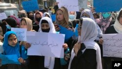 Para perempuan Afghanistan melakukan aksi demonstrasi untuk memrotes larangan Taliban bagi perempuan untuk bekerja, di Kabul, Afghanistan (foto: dok). 
