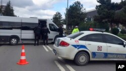 Aparat memblokir jalan di luar pabrik Procter & Gamble dekat Gebze, barat laut Turki, Kamis, 1 Februari 2024. Dua pria bersenjata menyandera staf. (Dia Images via AP)