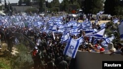 အစ္စရေးနိုင်ငံ ဂျေရုစလင်မှာ အစ္စရေးဝန်ကြီးချုပ် Benjamin Netanyahu နဲ့ သူရဲ့ သူ့ရဲ့လက်ယာစွန်းညွန့်ပေါင်းအစိုးရကို ဆန္ဒပြနေကြသူများ (ဇူလိုင် ၂၄၊ ၂၀၂၃)