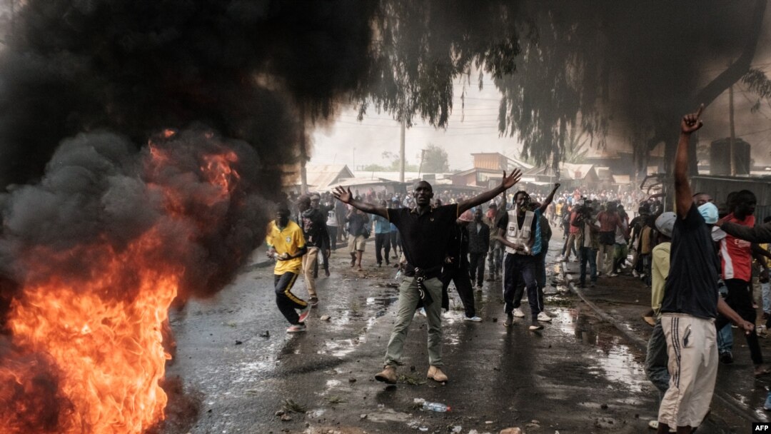 Waandamanaji wakiwazomea maafisa wa polisi wakati wa mkutano ulioitishwa na Raila Odinga tarehe 20, Machi 2023. Picha na YASUYOSHI CHIBA/AFP.