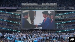 印尼国防部长、总统候选人普拉博沃在首都雅加达的竞选集会上播放他同印尼总统维多多的握手画面。(2024年2月10日）