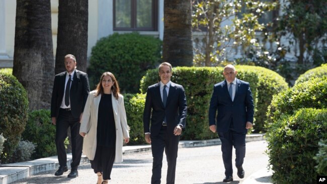 Kryeministri grek duke u larguar nga takimi me presidenten e vendit (22 prill 2023)