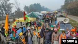 হাজার হাজার কৃষক ট্রাক্টরে চেপে দিল্লি চলো অভিযানে যোগ দিতে এসেছেন।