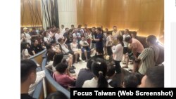 Hướng dẫn viên và trợ lý du lịch người Việt nói chuyện với du khách Đài Loan và yêu cầu thanh toán thêm. Hình ảnh riêng được cung cấp cho Focus Taiwan.