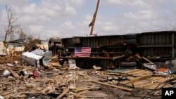 Američka zastava se vidi na prevrnutom vozilu u Rolling Forku, Mississippi, 31. marta 2023. godine, nakon što su se smrtonosni tornado i jaka oluja proširili ovim područjem.