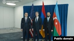 Menteri Luar Negeri Azerbaijan Jehyun Bayramov, Menteri Luar Negeri AS Antony Blinken dan Menteri Luar Negeri Armenia Ararat Mirzoyan, usai pertemuan di Washington, Kamis, 29 Juni 2023. (Foto: Kementerian Luar Negeri Azerbaijan)