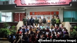 ထိုင်းမြန်မာနယ်စပ် ကမ်ချနဘူရီခရိုင်နဲ့တာ့ခရိုင်တွေမှာ ဇွန်လ ၁၇ ရက်နေ့ အစုလိုက်ဖမ်းမိတဲ့ တရားမဝင်ဝင်ရောက်လာသူ မြန်မာများ