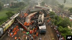 পূর্ব ভারতের ওড়িশার বালেশ্বর ট্রেন দুর্ঘটনার তদন্তে রেলকর্মীদের সজাগ না থাকার অভিযোগ, সাত আধিকারিক বরখাস্ত। 