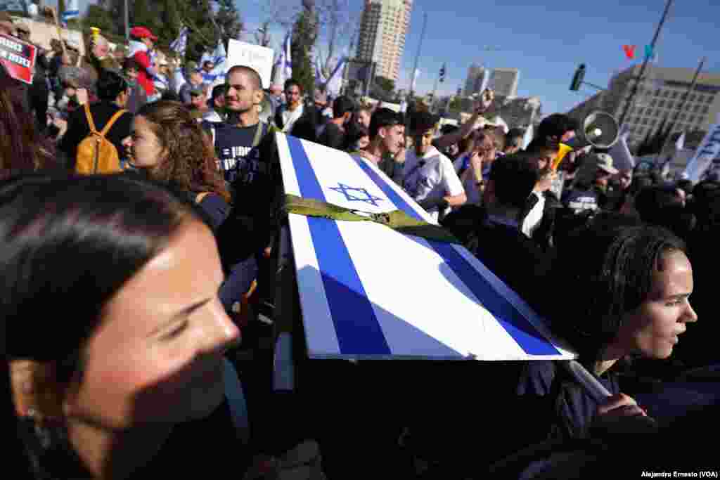 Cientos de personas se manifiestan frente al Tribunal Supremo pidiendo que los jóvenes ultraortodoxos cumplan con el servicio militar al igual que el resto de los israelíes.