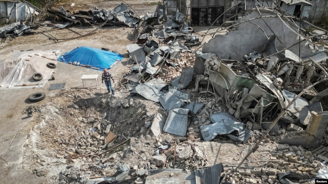 Petani Ukraina Yakiv Marynchenko (67), berdiri di dekat gudang hasil panennya yang hancur bulan lalu akibat serangan militer Rusia, dekat garis depan di luar kota Orikhiv, wilayah Zaporizhzhia, Ukraina 14 September 2023. (REUTERS/Oleksandr Ratushniak)