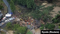 Tim SAR melakukan operasi pencarian dan penyelamatan di lokasi tanah longsor yang disebabkan oleh hujan lebat akibat mendekatnya Topan Shanshan di Gamagori, Prefektur Aichi, Jepang bagian tengah, 28 Agustus 2024. (Kredit wajib Kyodo/via REUTERS)