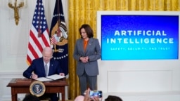 2023年10月30日，美国总统拜登在白宫签署人工智能监管行政命令。副总统哈里斯在旁观看。（美联社照片）