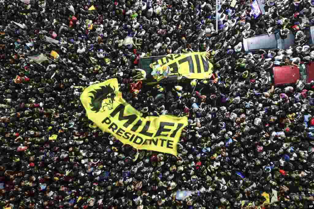 Los partidarios del candidato presidencial Javier Milei se reúnen frente a su sede de campaña después de que el ministro de Economía, Sergio Massa, candidato del partido peronista, admitiera su derrota en la segunda vuelta presidencial. En Buenos Aires, el domingo 19 de noviembre de 2023.