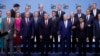 El presidente de Lituania, Gitanas Nauseda, el secretario general de la OTAN, Stoltenberg, el presidente de EEUU, Joe Biden y el primer ministro británico, Sunak, posan con otros participantes en la Cumbre de la OTAN en Vilna, el 11 de julio de 2023.