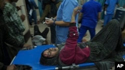 Палестинците ранети во израелското бомбардирање на Појасот Газа се донесени во болницата во Деир ал Балах, 3 декември 2023 година.