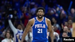 Joel Embiid des 76ers de Philadelphie lors d'un match des play-offs contre les Nets de Brooklyn, Philadelphie, le 17 avril 2023.