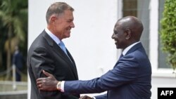 Rais wa Kenya William Ruto akipomkaribisha Rais wa Romania Klaus Werner Iohannis ikulu