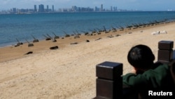 Một đứa trẻ nhìn về phía thành phố Hạ Môn của Trung Quốc từ bờ biển ở Kim Môn, Đài Loan. (Ảnh tư liệu).