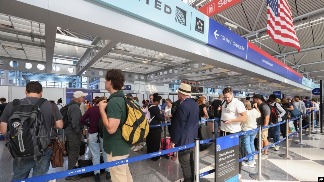Putnici stoje u redu na međunarodnom aerodromu O'Hare u Čikagu 30. avgusta 2024.