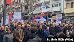 Protest Srba u Severnoj Mitrovici zbog ukidanja dinara na Kosovu, 12. februar 2024. (VOA/Budimir Ničić)