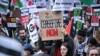 Aktivis pro-Palestina dan sejumlah demonstran lainnya membawa poster berisi seruan gencatan senjata dalam aksi mendukung Palestina di London pada 17 Februari 2024. (Foto: AFP/Justin Tallis)