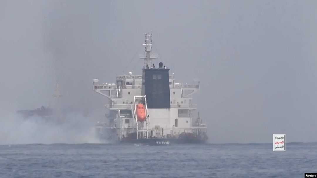 FILE - Asap mengepul setelah ledakan di kapal yang menurut Houthi merupakan serangan mereka terhadap MV Tutor milik Yunani di Laut Merah, tertanggal 12 Juni 2024, dalam tangkapan layar yang diperoleh dari sebuah video. (PUSAT MEDIA HOUTHI/Handout via REUTERS)