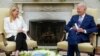 2023年7月27日，乔·拜登总统在华盛顿白宫椭圆形办公室会见意大利总理乔治亚·梅洛尼。（美联社照片）