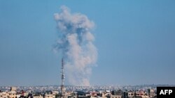26일 가자지구 칸 유니스에서 이스라엘군 공습 직후 연기가 솟아오르고 있다. 라파에서 촬영한 장면.