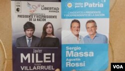 Carteles de los partidos en el balotaje presidencial de Argentina el 19 de noviembre de 2023.