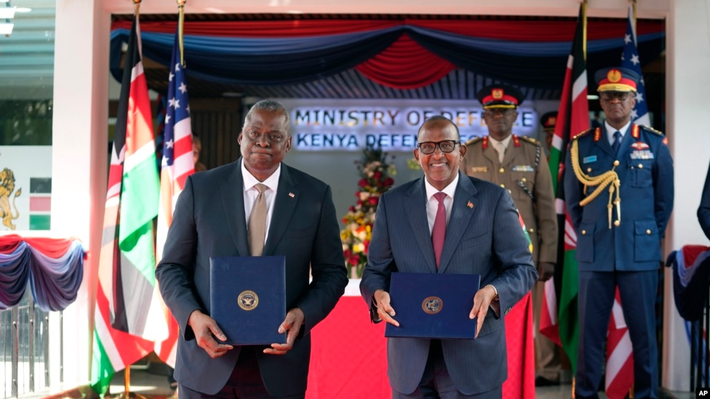 2023年9月25日星期一，美国国防部长劳埃德·J·奥斯汀(左)和肯尼亚内阁国防部长亚丁·杜勒在肯尼亚内罗毕持有已签署的双边防务合作协议副本。 （美联社图片）(photo:VOA)