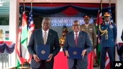 2023年9月25日星期一，美國國防部長勞埃德·J·奧斯汀(左)和肯亞內閣國防部長亞丁·杜勒在肯亞內羅畢持有已簽署的雙邊國防合作協議副本。（美聯社圖片）